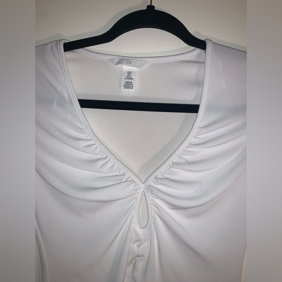 NEW H&M Fitted Ruched Long Sleeve V-Neck Top (White) - Picture 2 of 4